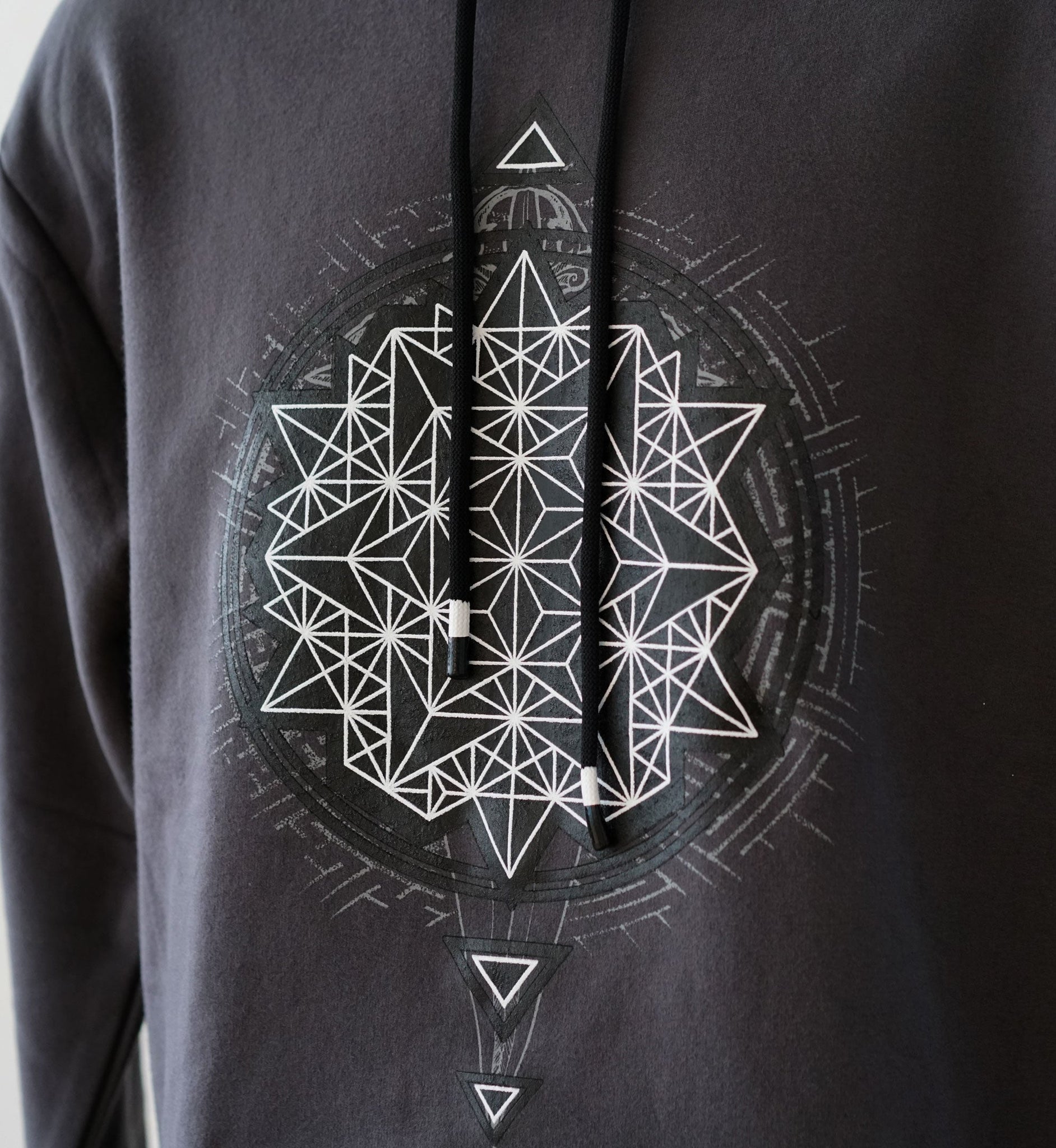 Triangulate Fleece-lined Pullover Hoodie by Threyda